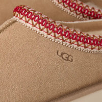 WOMEN'S UGG TASMAN II | SAND | DARK CHERRY