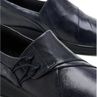WOMEN'S CLARKS LYNELL SLIP | NAVY LEATHER