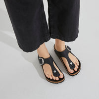 WOMEN'S BIRKENSTOCK GIZEH BIG BUCKLE SANDAL | BLACK OILED LEATHER