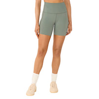 WOMEN'S TAVI STASH AND DASH 6" BIKER SHORTS | LEAF