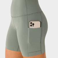 WOMEN'S TAVI STASH AND DASH 6" BIKER SHORTS | LEAF