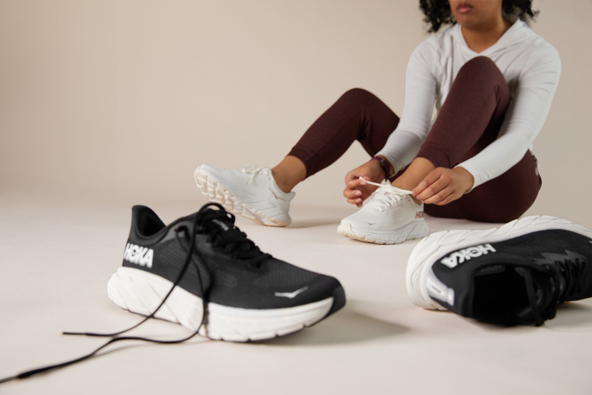 WOMEN'S HOKA ARAHI 7 | BLACK / WHITE – Randy's Shoes