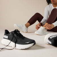 WOMEN'S HOKA ARAHI 7 | BLACK / WHITE