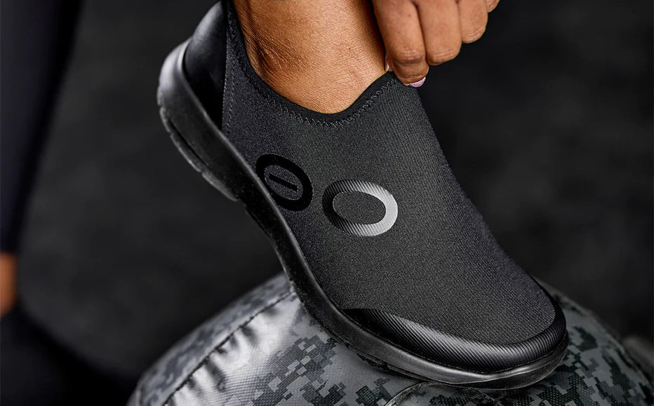 WOMEN'S OOFOS OOMG SPORT LOW SHOE | BLACK