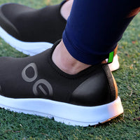 WOMEN'S OOFOS OOMG SPORT LOW SHOE | WHITE / BLACK