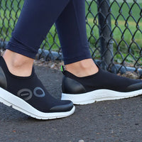 WOMEN'S OOFOS OOMG SPORT LOW SHOE | WHITE / BLACK