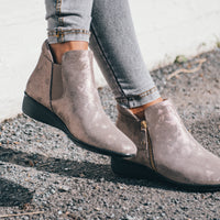 WOMEN'S REVERE DAMASCUS BOOT | CHAMPAGNE ANGLE