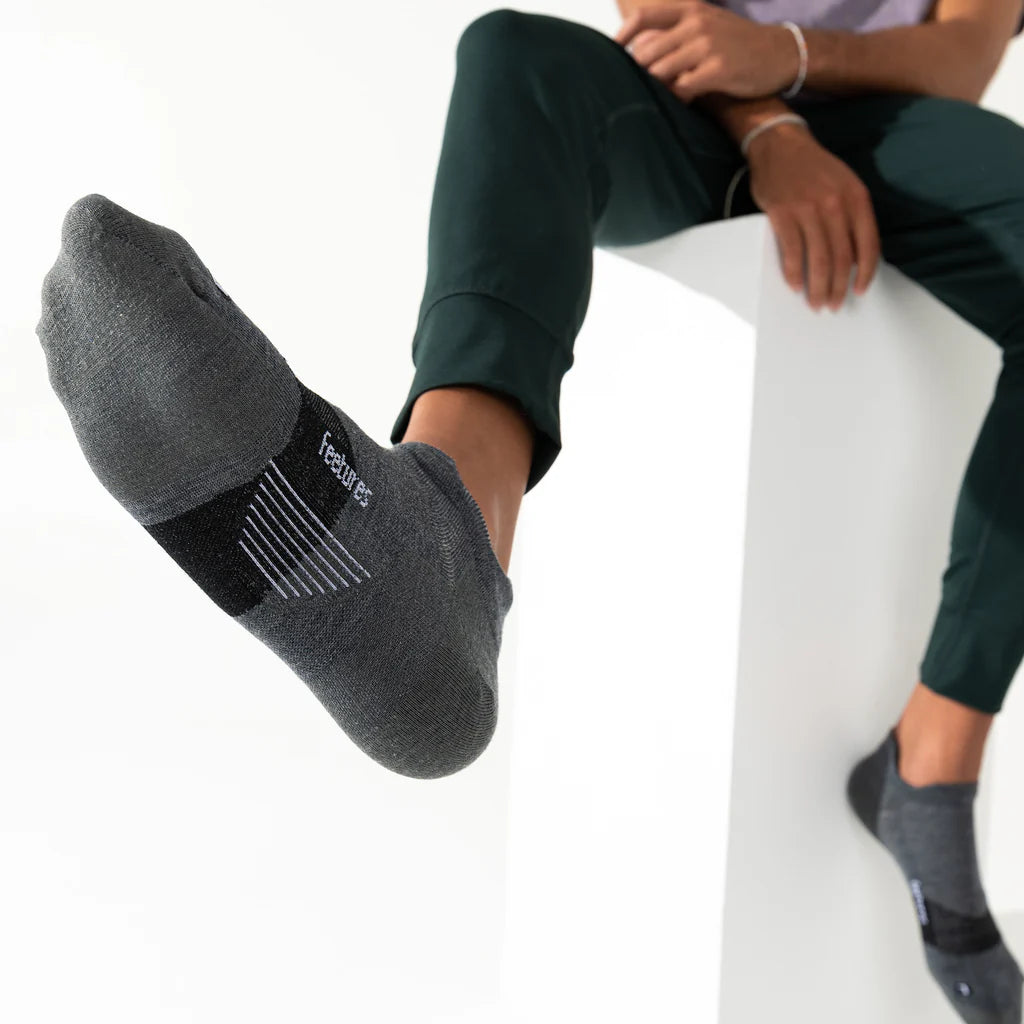 UNISEX FEETURES MERINO 10 ULTRALIGHT NO SHOW TAB SOCKS | GRAY