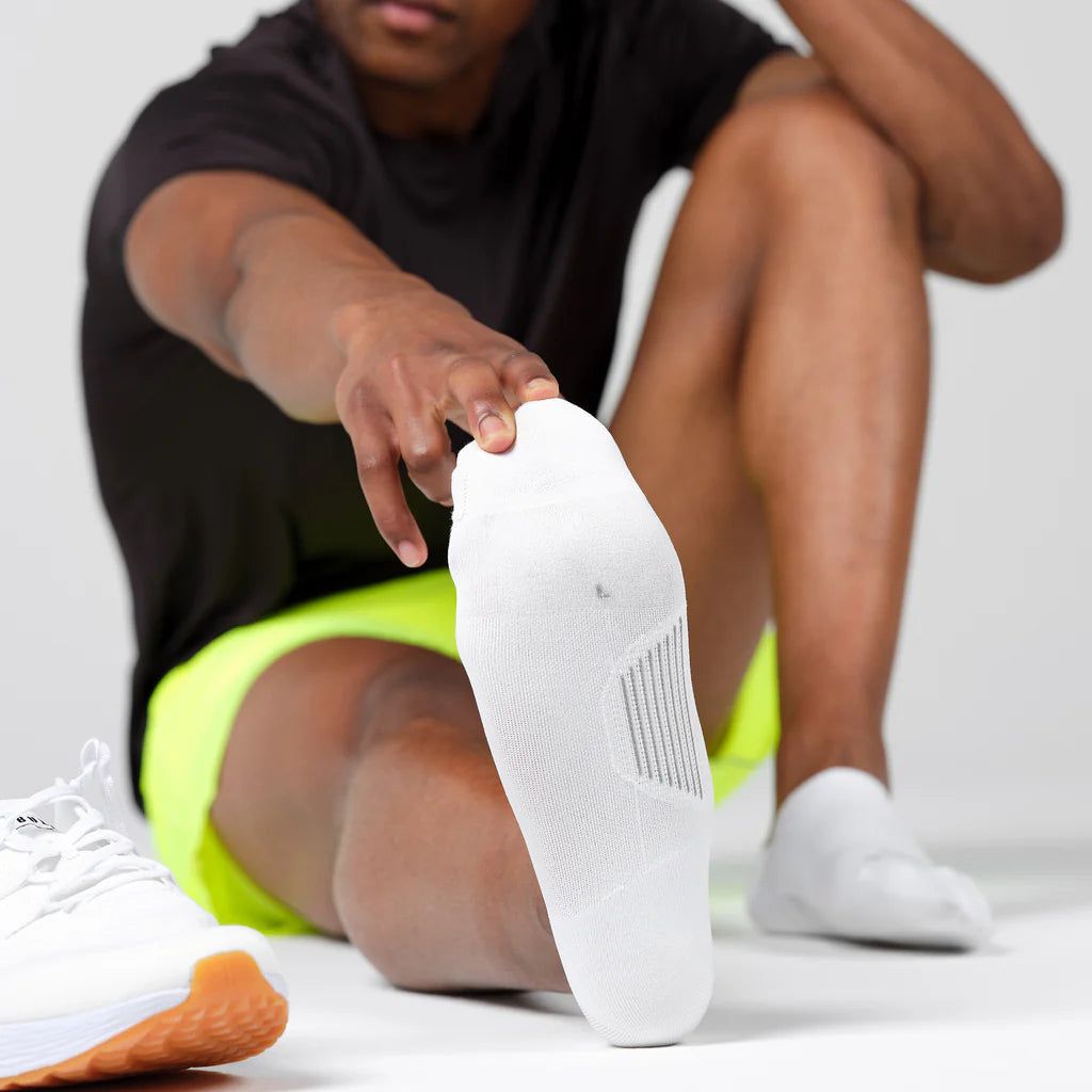 UNISEX FEETURES ELITE ULTRA LIGHT CUSHION INVISIBLE SOCKS | WHITE