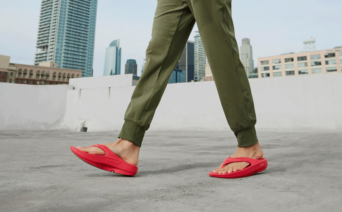 WOMEN'S OOFOS OOLALA SANDAL | NEON BERRY