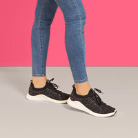 WOMEN'S AETREX CARLY SNEAKERS | BLACK