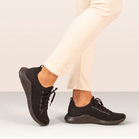 WOMEN'S AETREX CARLY SNEAKERS | BLACK / BLACK