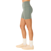 WOMEN'S TAVI STASH AND DASH 6" BIKER SHORTS | LEAF