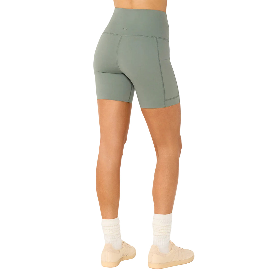 WOMEN'S TAVI STASH AND DASH 6" BIKER SHORTS | LEAF