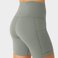 WOMEN'S TAVI STASH AND DASH 6" BIKER SHORTS | LEAF