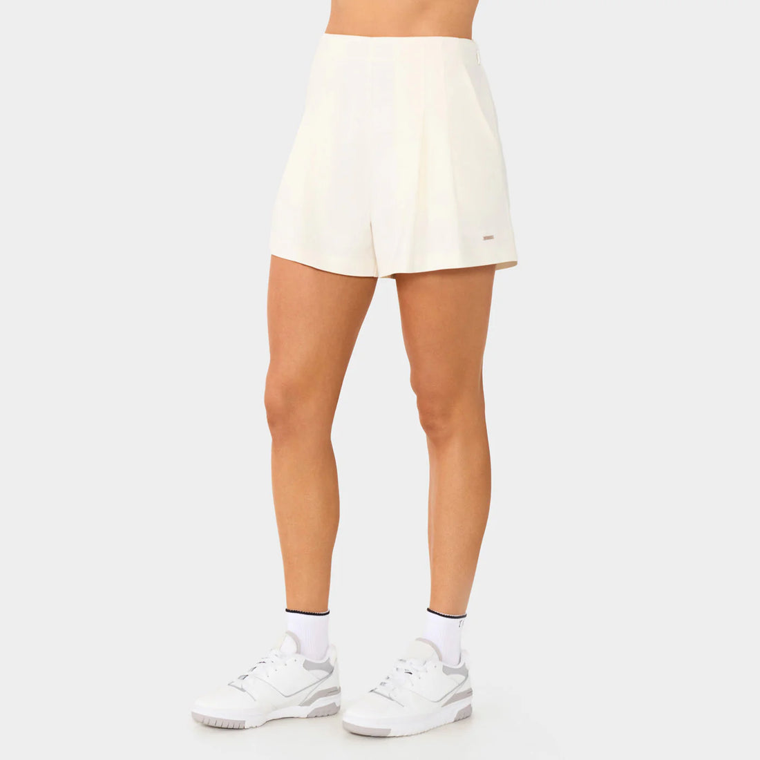 WOMEN'S TAVI PLEATED TENNIS SHORTS | COCONUT