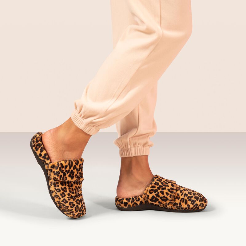 WOMEN'S AETREX MANDY SLIPPER | LEOPARD