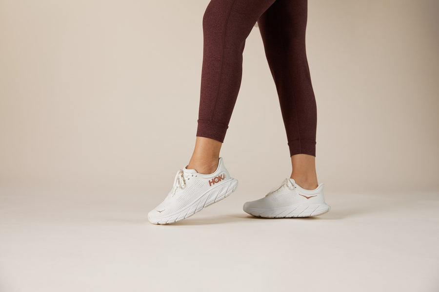 WOMEN'S HOKA ARAHI 7 | BLANC DE BLANC / ROSE GOLD