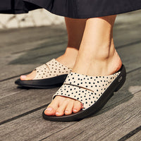 WOMEN'S OOFOS OOAHH LIMITED SLIDE SANDAL | PEBBLE
