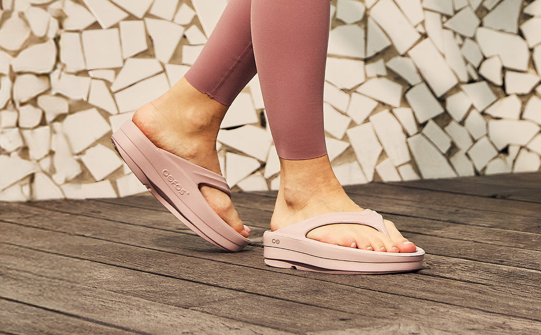 WOMEN'S OOFOS OOMEGA OOLALA SANDAL | STARDUST