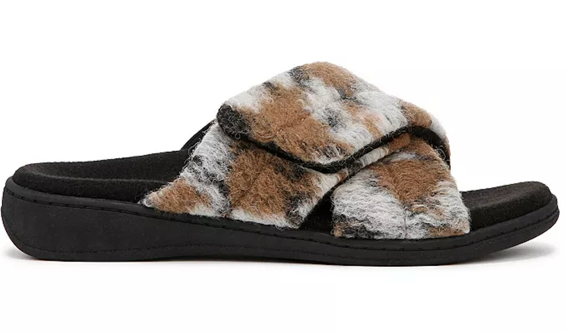 WOMEN'S VIONIC RELAX II SLIPPER | BROWN CAMO FELT