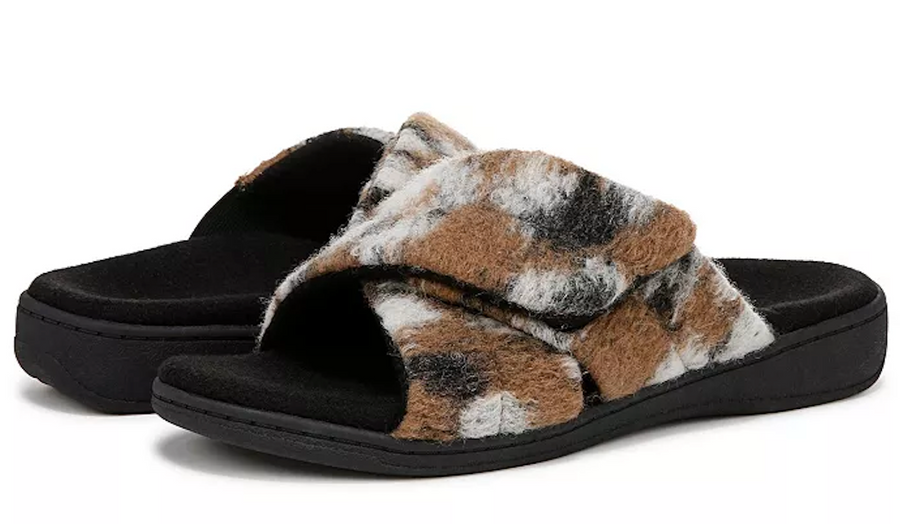 WOMEN'S VIONIC RELAX II SLIPPER | BROWN CAMO FELT