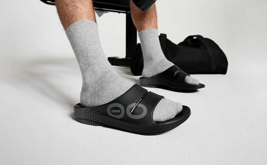 OOFOS OOahh Unisex ブラック M10/W12 UNISEX OOFOS OOAHH SPORT SLIDE | MATRIX BLACK – Randy's Shoes