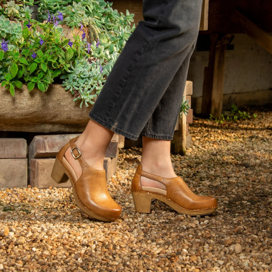 WOMEN'S DANSKO SASSY | TAN MILLED BURNISHED