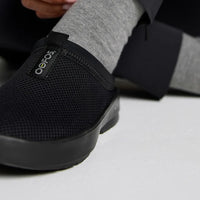 WOMEN'S OOFOS OOCOOZIE SPORT MULE | BLACK