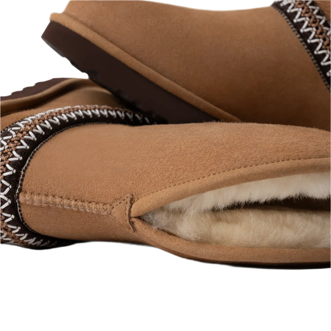 WOMEN'S UGG CLASSIC SHORT CRESCENT | CHESTNUT