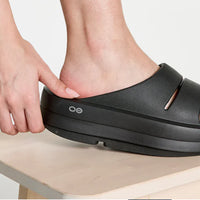 WOMEN'S OOFOS OOMEGA OOAHH SLIDE | BLACK