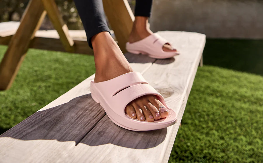 WOMEN'S OOFOS OOAHH RECOVERY SLIDE | BLUSH