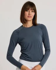WOMEN'S FREE FLY ELEVATE LIGHTWEIGHT FITTED LONG SLEEVE | STORM CLOUD